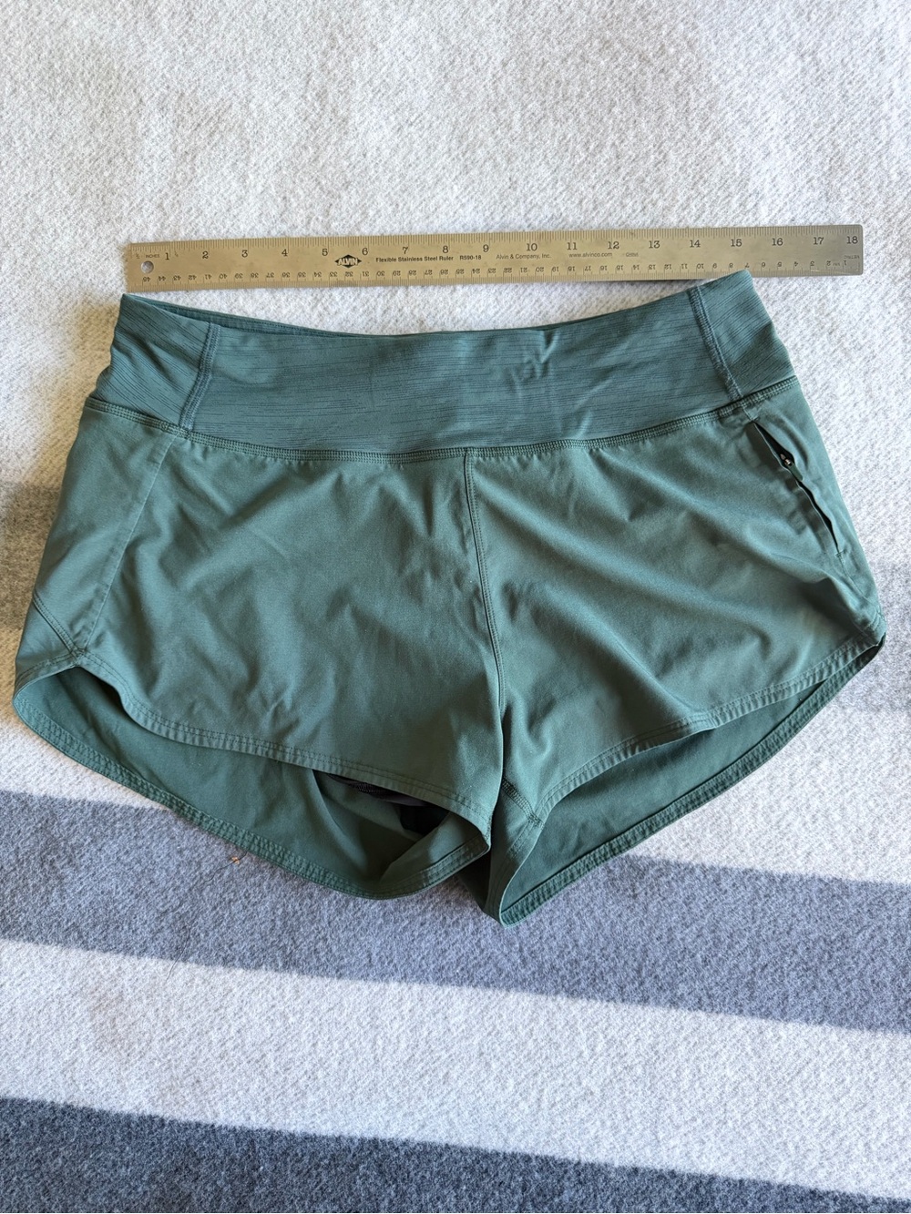 Outdoor Voices Hudson 2.5” Short in Hunter Green Size Large